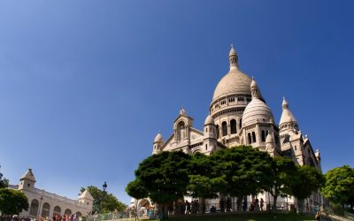 Derrière le rideau : Les secrets inavoués des théâtres parisiens