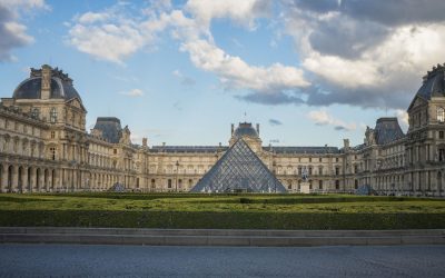 L’Envers du Décor : Secrets et Scandales des Coulisses Parisiennes